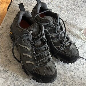 Merrell men’s 8 hiking boots worn once